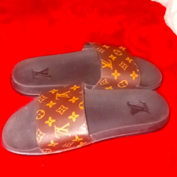 Louis Vuitton slide - Picture 2 of 2